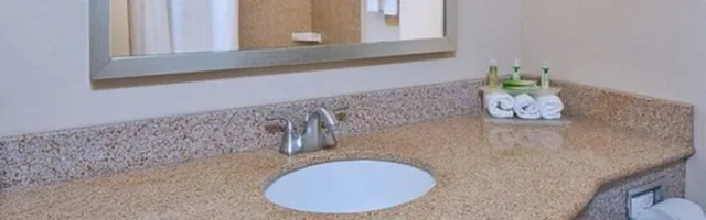 جناح بسريرين كوين مع أريكة لذوي الإعاقة، Holiday Inn Express Hotel Suites Ottawa Airport 3/3