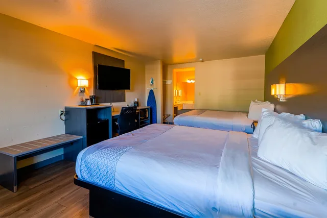 room, 2 queen beds, Oyo Hotel Yoakum West 4/8