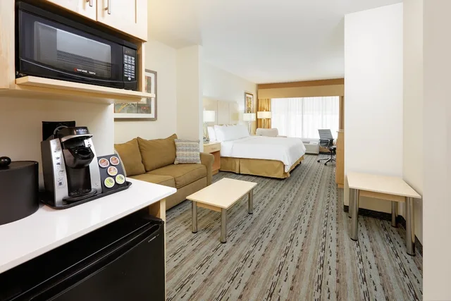 جناح بسرير كينج مع أريكة لذوي الإعاقة، Holiday Inn Express Suites San Antonio Brooks City Base 6/6