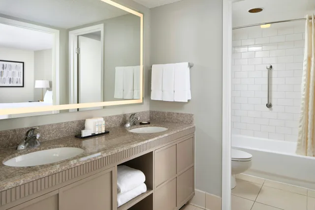 Suite, King Bed, Ocean or Pier View، Embassy Suites By Hilton Myrtle Beach Oceanfront Resort 2/2