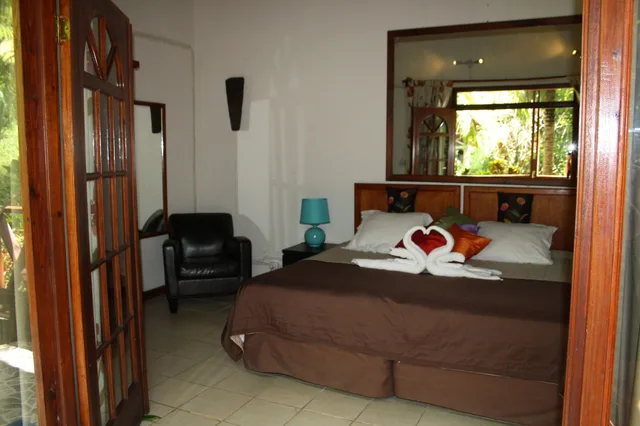 Semi Deluxe, Queen Bed, Hibiscus Valley Inn 1/2