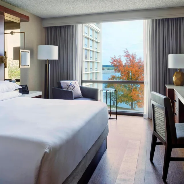 غرفة بسرير كينج أو سرير مزدوج، Kansas City Airport Marriott 2/7