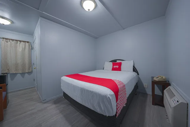 Room, Double Bed, OYO Hotel Portland OR near Airport 4/5