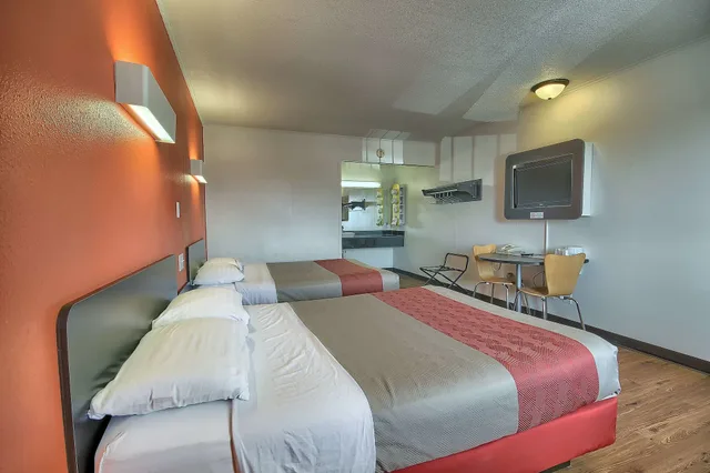 غرفة قياسية بسريرين كوين للمدخنين، Motel6 Lima, OH 5/6