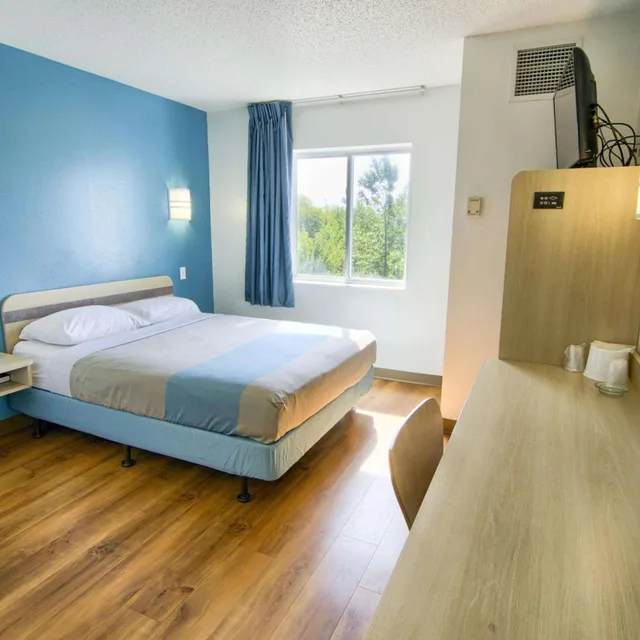 1 Full Bed - ADA/Tub/Mini Fridge, Motel6 Portsmouth, NH 6/10