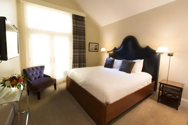 غرفة بسرير كينج بإطلالة على المرفأ بشرفة، The Boathouse Waterfront Hotel 1/4