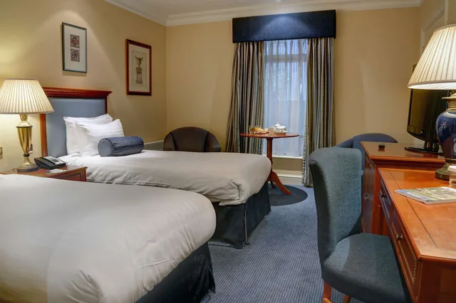 غرفة ديلوكس بسريرين منفصلين، Manor Hotel Solihull, BW Signature Collection 2/3