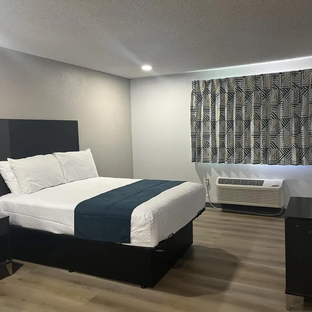 غرفة بسرير كينج لغير المدخنين، Motel6 Las Vegas, NV - Downtown Fremont St Experience 3/4