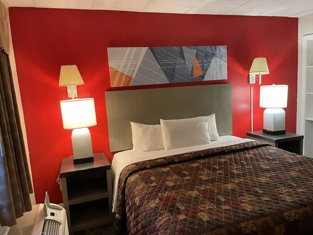 جناح استوديو ديلوكس بسرير كينج بحوض جاكوزي، Gold Star Inn Suites 2/4