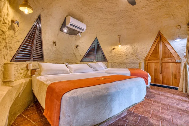 بنغل بسريرين كوين، Ylang Ylang Beach Resort 2/8