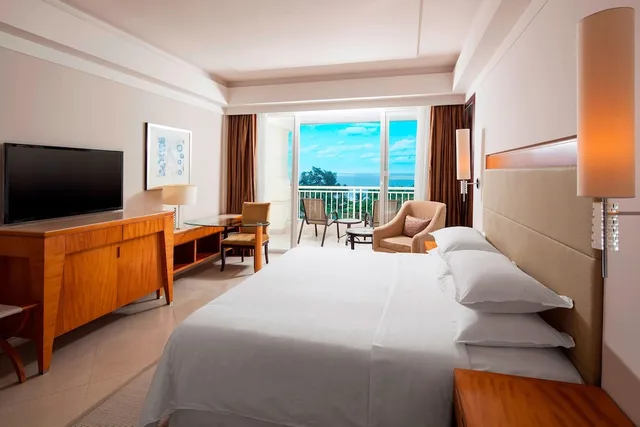 غرفة بسرير كينج بإطلالة على البحر بشرفة، Sheraton Haikou Hotel 2/3