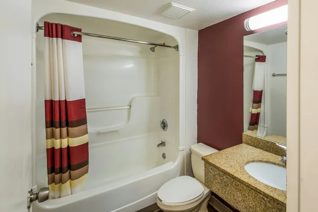 غرفة قياسية بسرير كوين للمدخنين، Red Roof Inn Rochester Airport 7/7