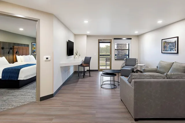 Suite, 2 Queen Beds, Balcony, Clubhouse Hotel Suites Sioux Falls 2/3