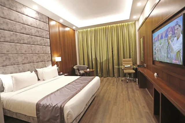 غرفة بسرير كينج، Ramada by Wyndham Jamshedpur 3/10