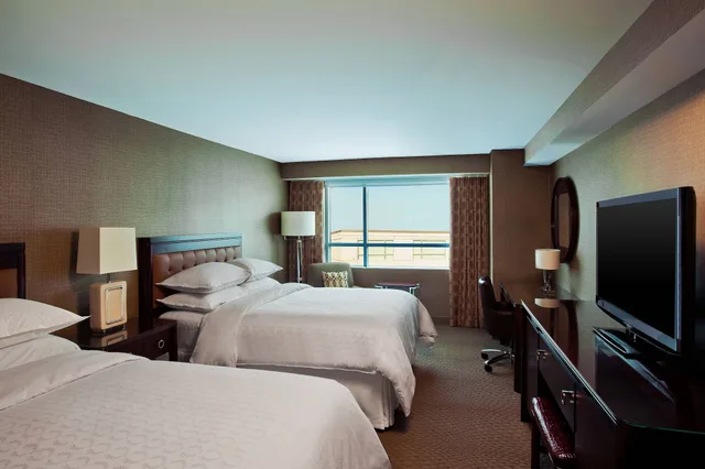 غرفة بسريرين كوين بإطلالة على الفناء، Sheraton Valley Forge King of Prussia 2/8