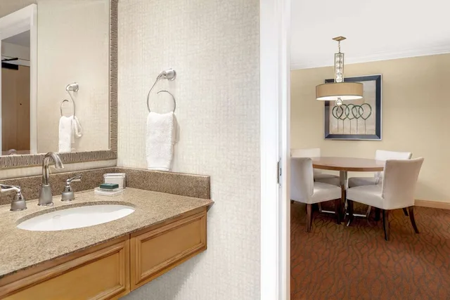 1 Bedroom, Junior Suite, King Bed, Parlor، Hilton Orange County/Costa Mesa 3/5