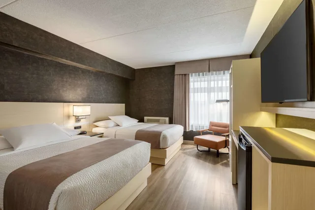 غرفة بسريرين كوين مع أريكة، Days Inn By Wyndham Toronto West Mississauga 1/3