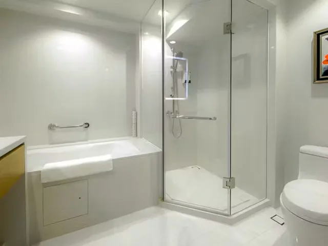 جناح سوبيريور، Royal Dragon Hotel 1/1