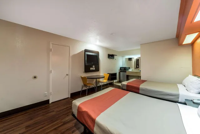 غرفة رباعية، Motel6 San Antonio, TX - Frost Bank Center 5/10