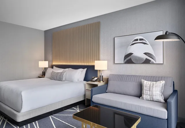 غرفة بريميوم بسرير كينج، Loews Kansas City Hotel 2/2