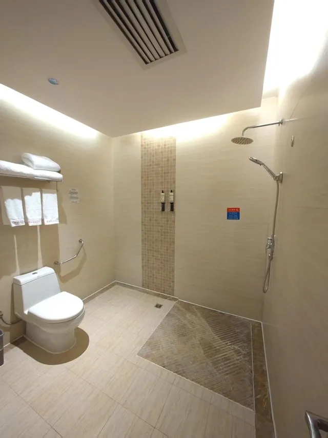 غرفة عائلية بسرير كينج وسرير فردي بإطلالة على الجبل، Ramada by Wyndham Zhangjiajie Tianmen Mountain 10/10