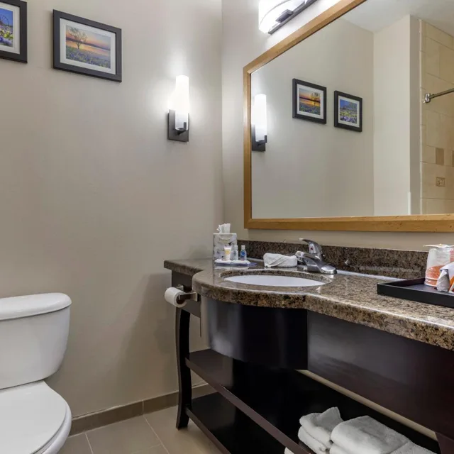 جناح بسرير كينج مع أريكة بجاكوزي، Comfort Inn & Suites Fort Worth West I-30 NAS JRB 10/10