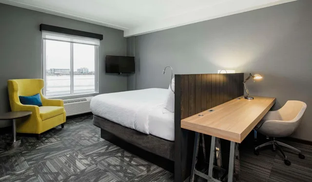 Room, King Bed, South View، Hilton Garden Inn Winnipeg South 2/3