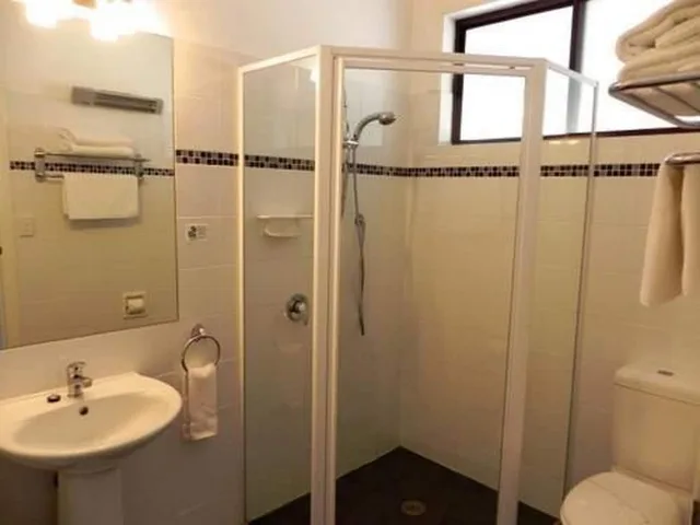 جناح بسرير كوين، Moore Park Inn 5/5