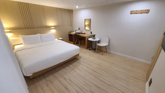 غرفة ديلوكس بسرير كوين، V1 Motel 1/6