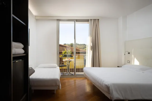 غرفة قياسية ثلاثية، Hotel Continental 1/3