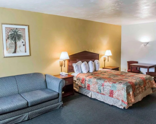 Efficiency, Queen Bed, Smoking، Suburban Studios Tallahassee near University 2/3