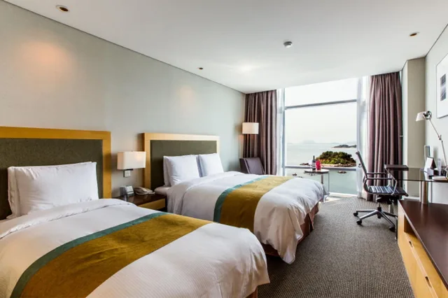 غرفة ديلوكس عائلية بسريرين منفصلين وسرير كينج وسرير فردي، Hidden Bay Hotel 1/3