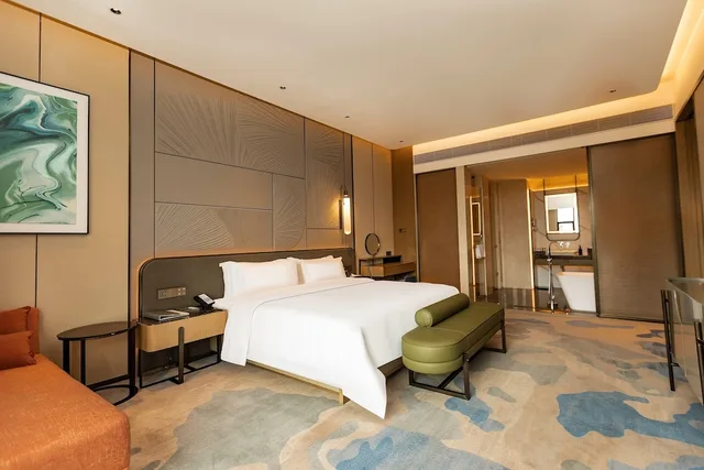 Deluxe, Suite, King Bed, Mountain View, Wyndham Garden Gaozhou 2/3