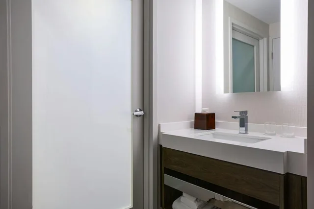1 Bedroom, Suite, King Bed, Golf Course View, Sofa، Marriott Meadowview Conference Resort Convention Center 8/9