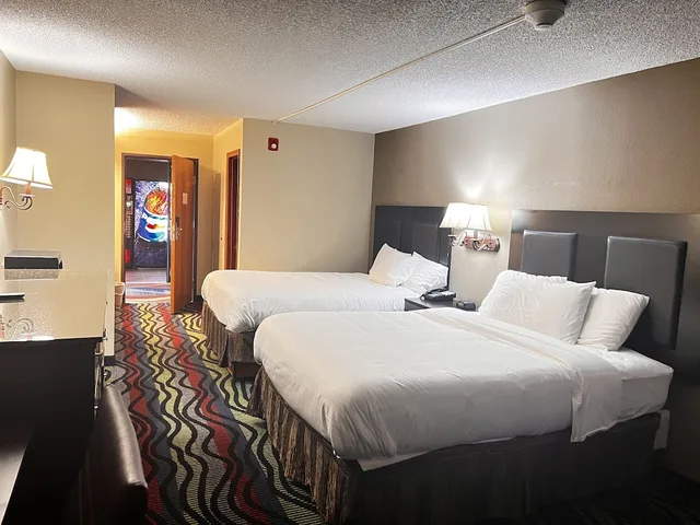 غرفة قياسية بسريرين كوين، Apple Tree Inn and Suites 1/9