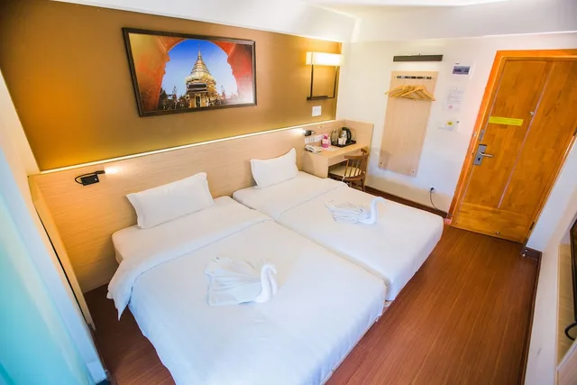 غرفة قياسية بسريرين منفصلين، CHIANG ROI 7 DAYS INN 1/6