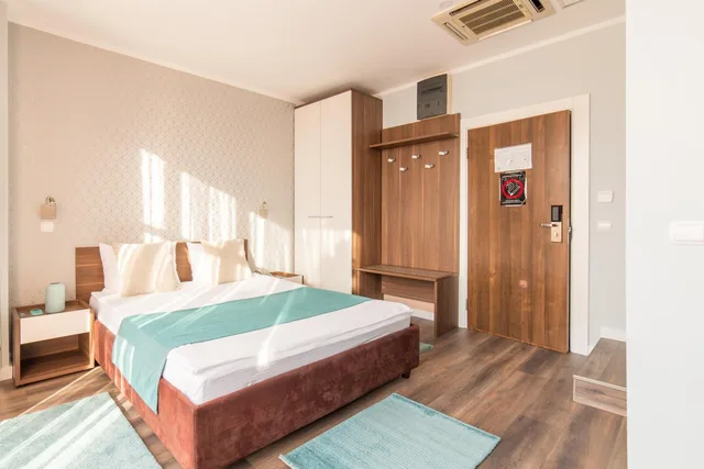 غرفة بسرير كينج بشرفة، Balkan Garni Hotel 3/10