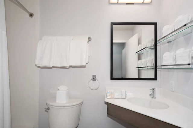 جناح بسرير كوين مع أريكة، Hampton Inn Monterey 3/5