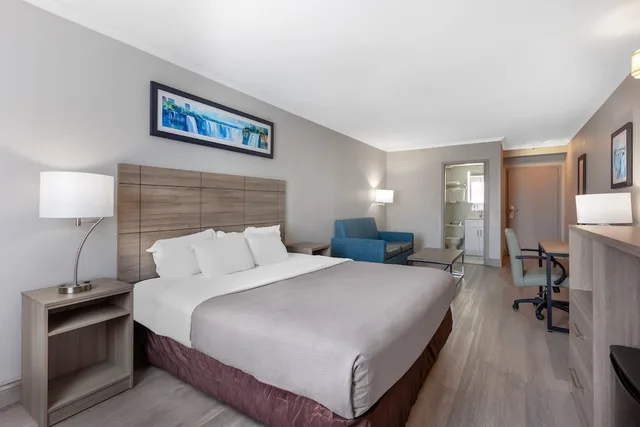 Exterior, Suite, King Bed, No Elevator, Sofa، Quality Inn and Suites Niagara Falls ON 4/8