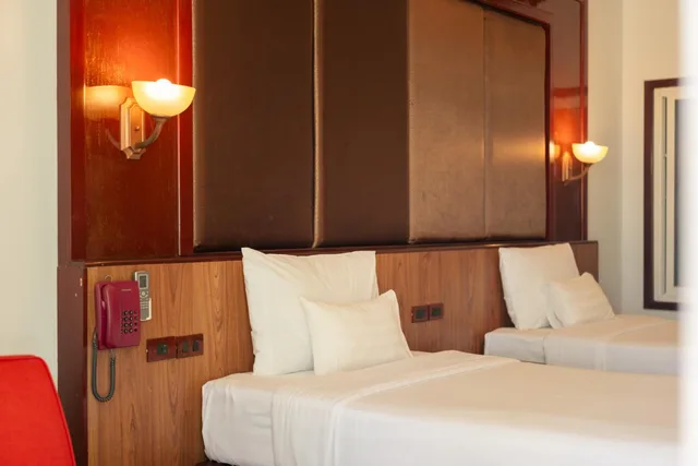 جناح جونيور بسريرين منفصلين بشرفة، Erawan Hotel 6/10