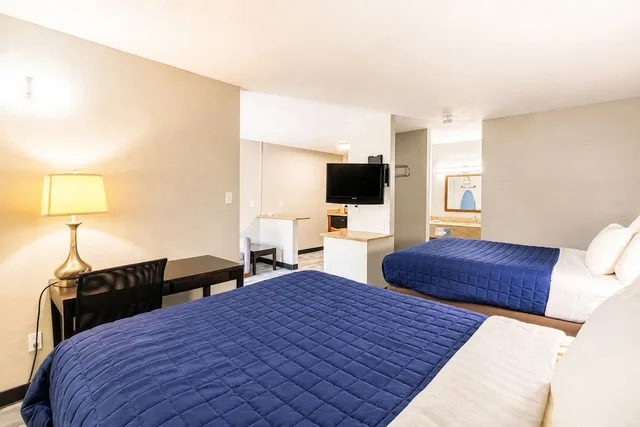 غرفة ديلوكس بسريرين كوين، Freer Executive Inn and Studios by OYO 5/8