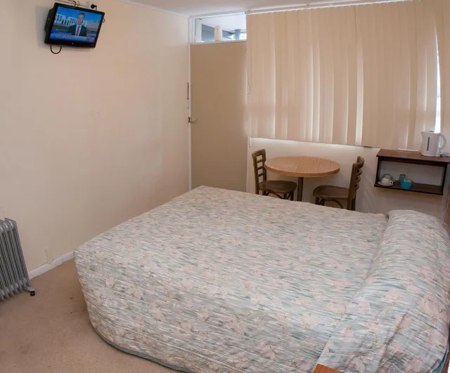 غرفة بسرير كوين، Swiss Motel 1/1