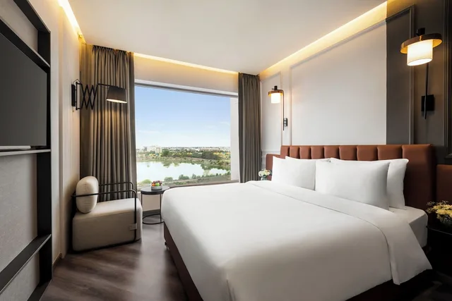 غرفة ديلوكس بسرير كينج، Ramada Encore by Wyndham Indore Nipania 2/4