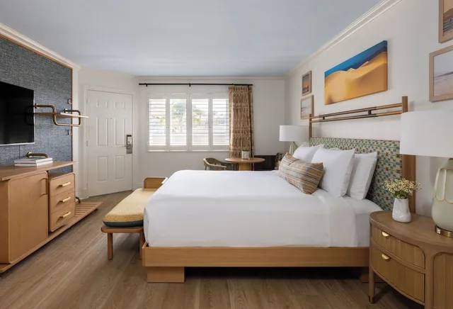 جناح بسرير كينج بإطلالة على البحر مع أريكة، Pacific Point Resort 1/2