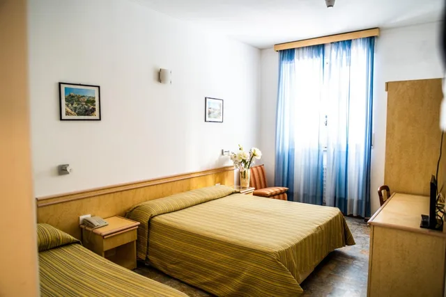 غرفة ثلاثية، Hotel West End 1/4