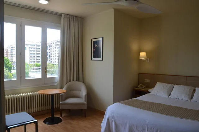 غرفة بسرير مزدوج أو سريرين منفصلين بإطلالة، Hotel Balaguer 1/10