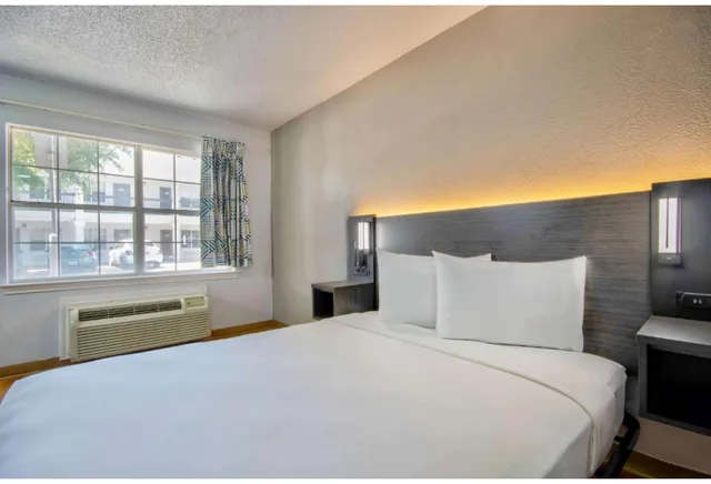 غرفة بسرير كوين لغير المدخنين، Studio 6 Extended Stay - Austin, TX - Midtown 1/6