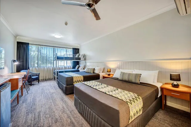 غرفة ديلوكس عائلية بسرير بطابقين وسريرين كوين، City Oasis Inn Townsville SureStay Collection by BW 2/4