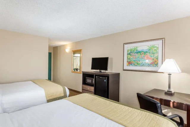 غرفة بسريرين كوين بحوض استحمام لذوي الإعاقة، Baymont by Wyndham Fort Myers Airport 2/4