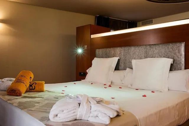جناح جونيور بسرير كينج، Hotel Sancho Abarca 5/8